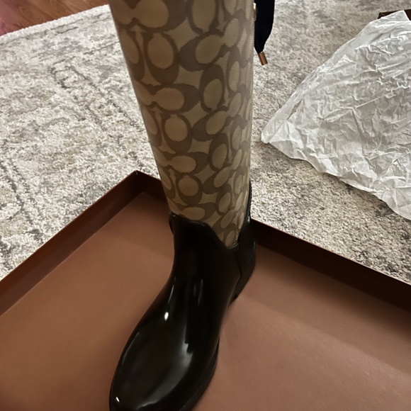 Coach rain boots in chestnut/ khaki color size 6M - Picture 3 of 8